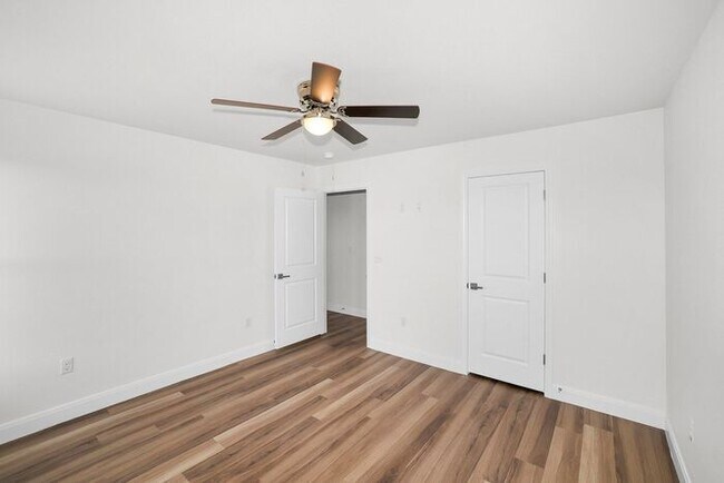 Building Photo - 7624 Woodford Ave