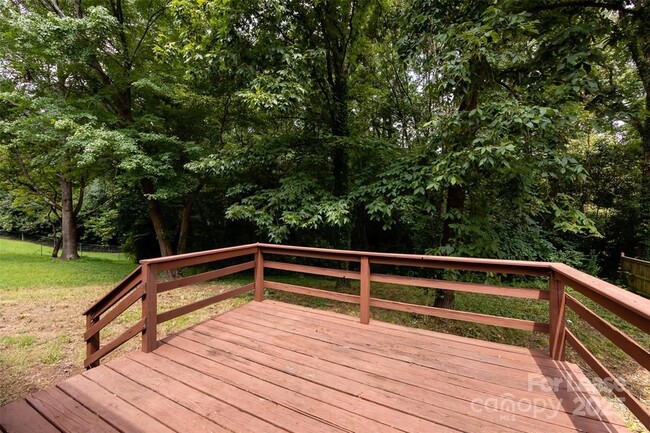 Building Photo - 4713 Belle Plaine Dr