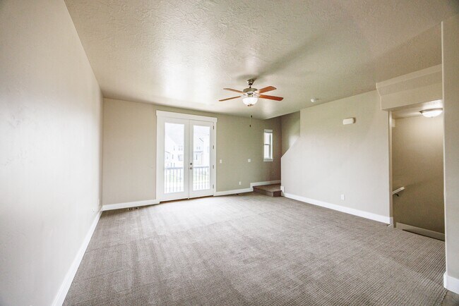 Building Photo - 972 S High Ridge Dr