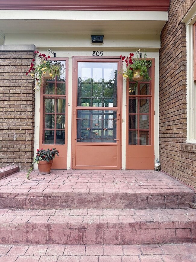 Building Photo - Charming Furnished 3BR/2BA Duplex in Histo...