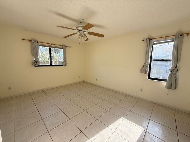 Building Photo - 2/2 Single Family Available Now!