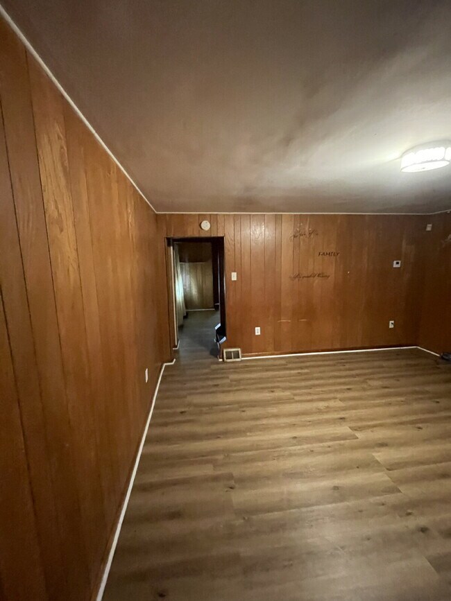 Building Photo - Spacious 3 bedroom with Off street parking!