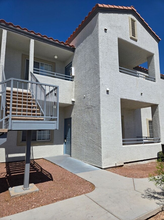 Building Photo - A Fabulous 2 Bedroom Downstairs Condo Cent...