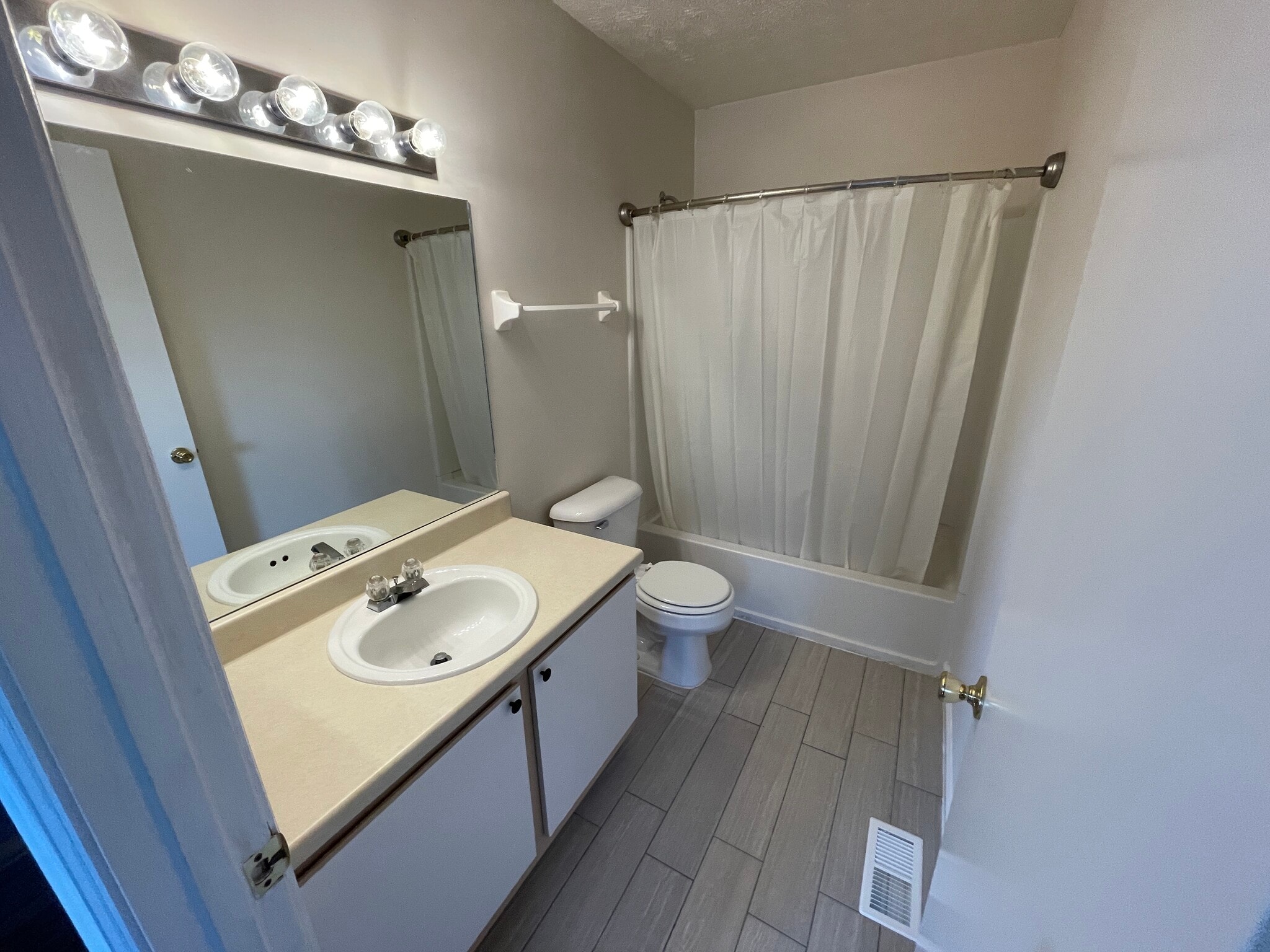 Building Photo - 104 Waterview Dr