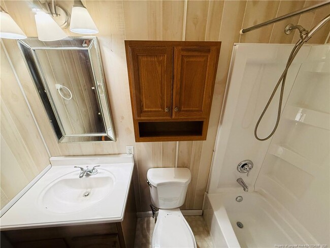 Building Photo - 611 Reggie Ct