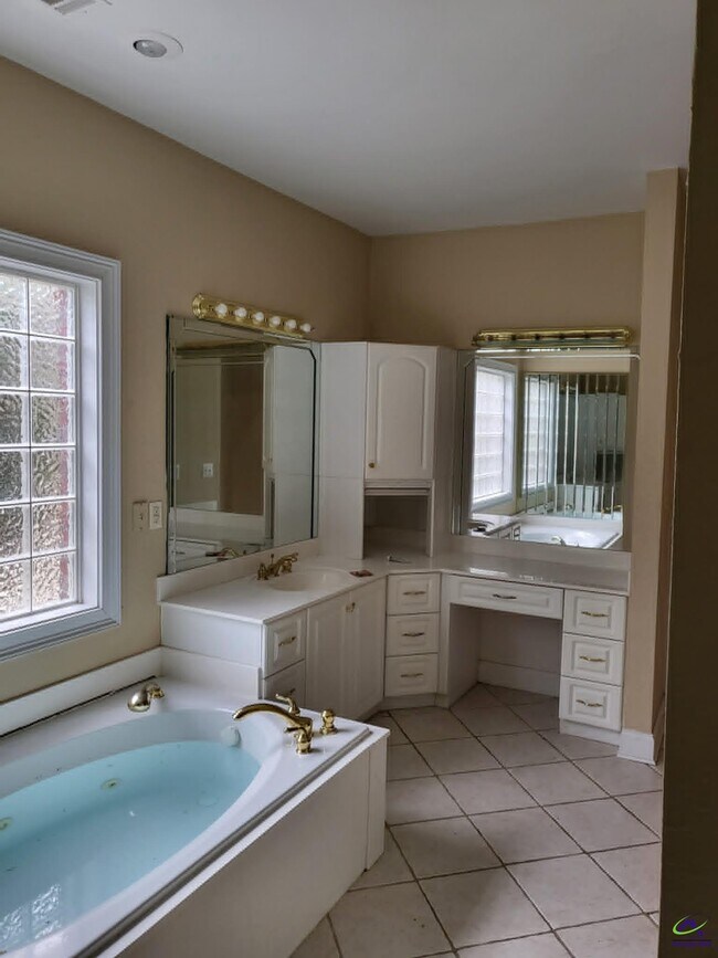 Building Photo - 406 Royal Crest Cir