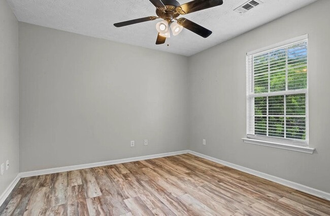 Building Photo - 216 Village Square Dr