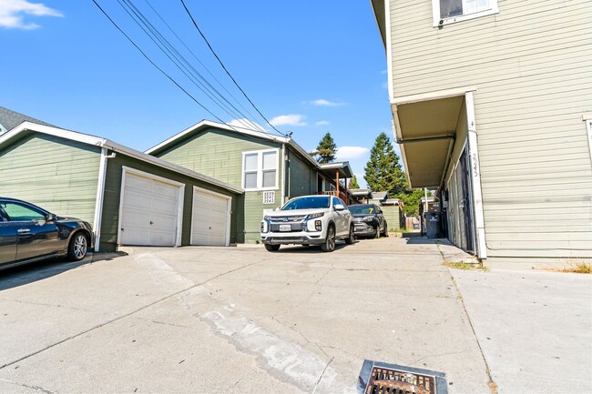 Building Photo - Utilities Paid: 3 Bed Laurel District Apartment with Modern Updates