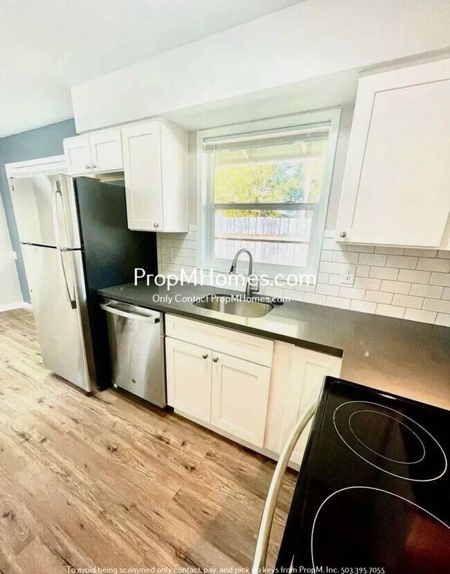 Building Photo - Updated One Bedroom Duplex in Montavilla!