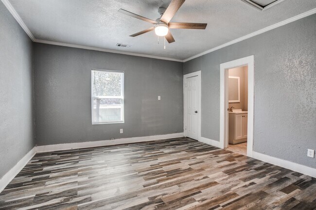 Building Photo - Single-Family Home Available!