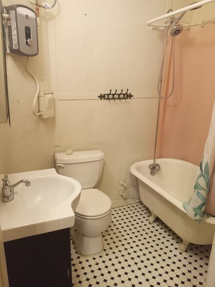 Building Photo - 929 Dumaine St