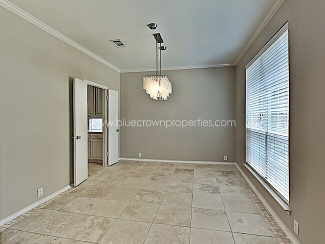 Building Photo - 2440 Kingsley Dr