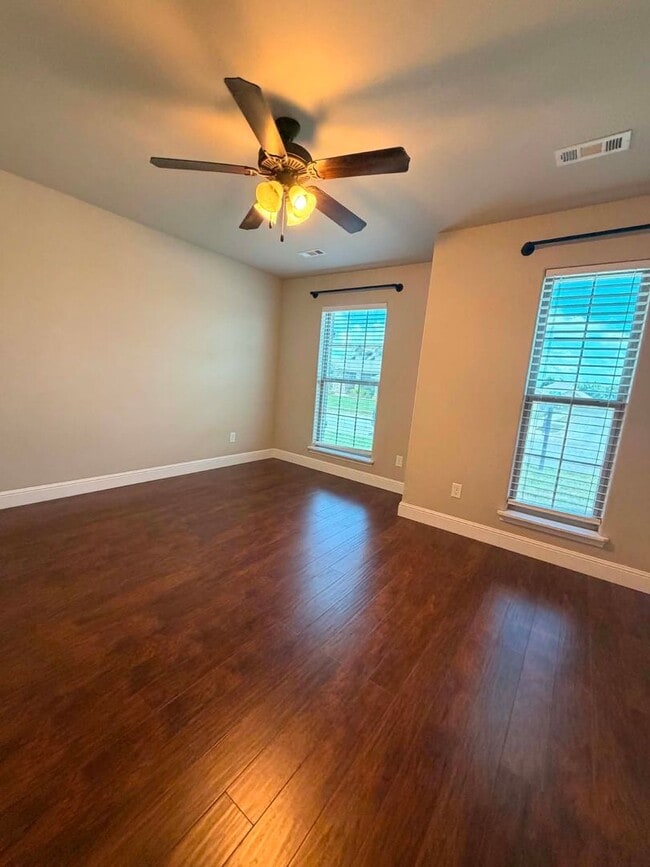 Building Photo - 1104 Lakeview Dr.
