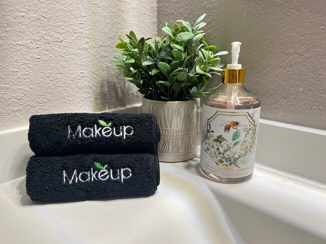 Building Photo - 4041 E Camelback Rd