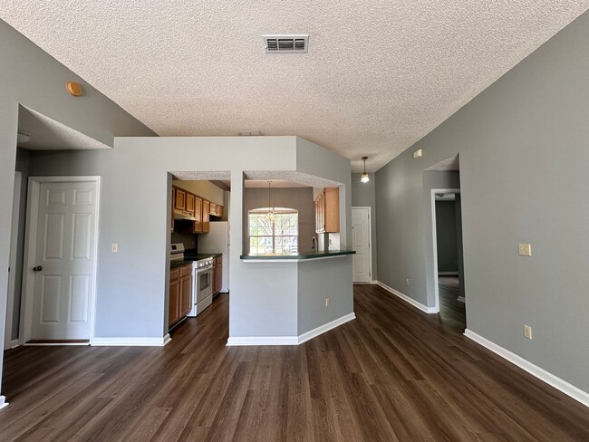 Building Photo - Three Bedroom in Greenfield Lakes