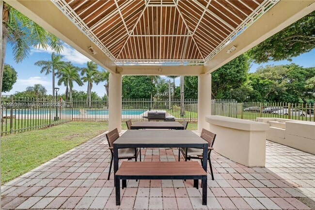 Building Photo - 9340 Fontainebleau Blvd