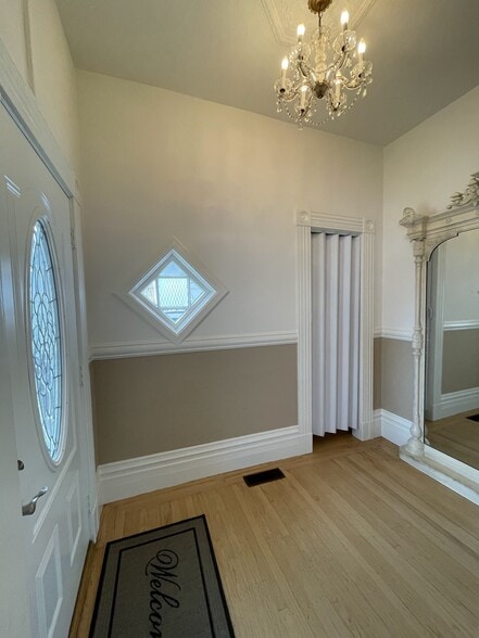 Building Photo - 633 Taylor Ave