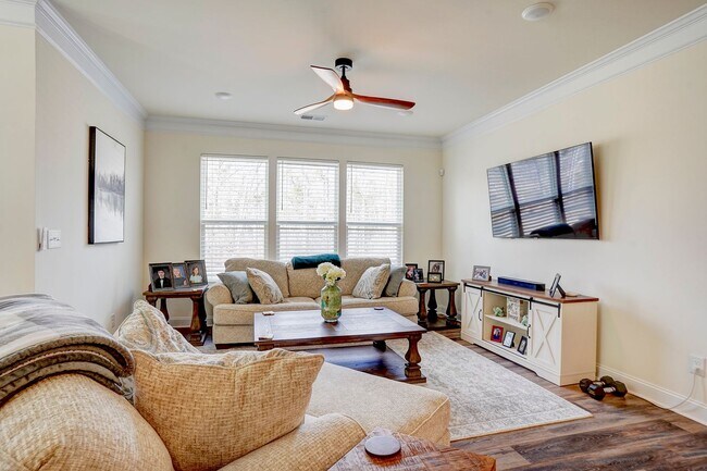 Building Photo - 3 Bedroom Townhouse in Harrisburg with Garage
