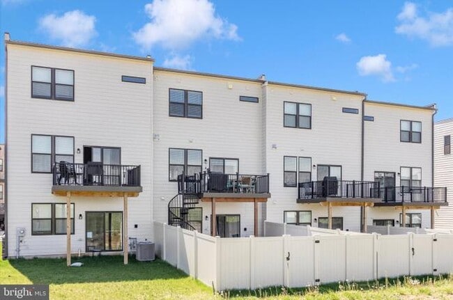 Building Photo - 867 Amity St