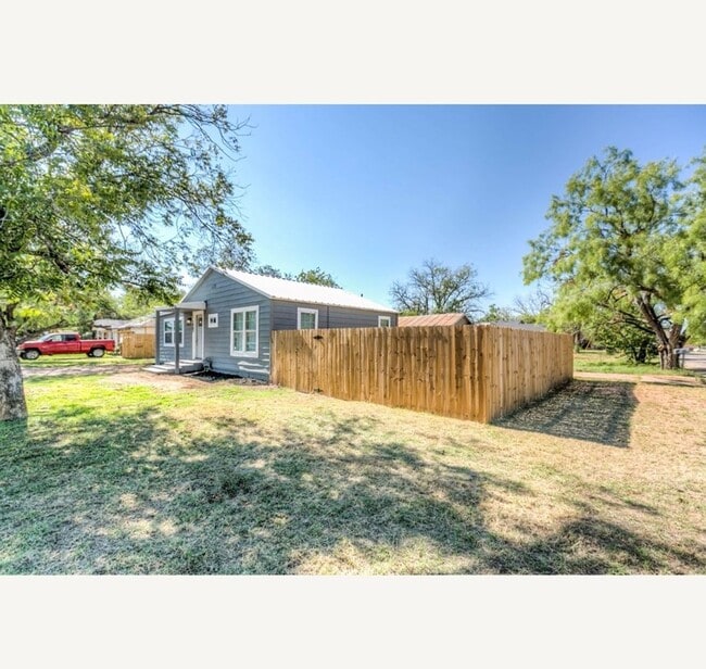 Building Photo - COMING MARCH 2026 - Fully Renovated 3 Bedroom Home!!