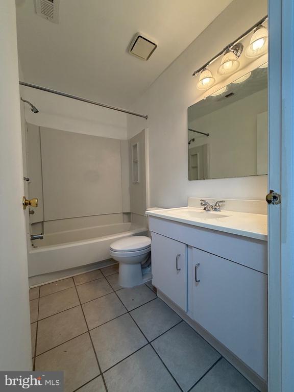 Building Photo - 716 Woodhollow Dr