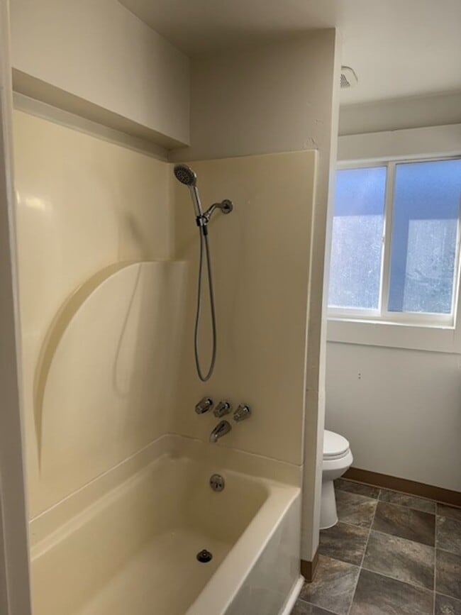 Building Photo - COZY CLASSIC HOME WITH FRESH UPDATES AND BUILT-INS