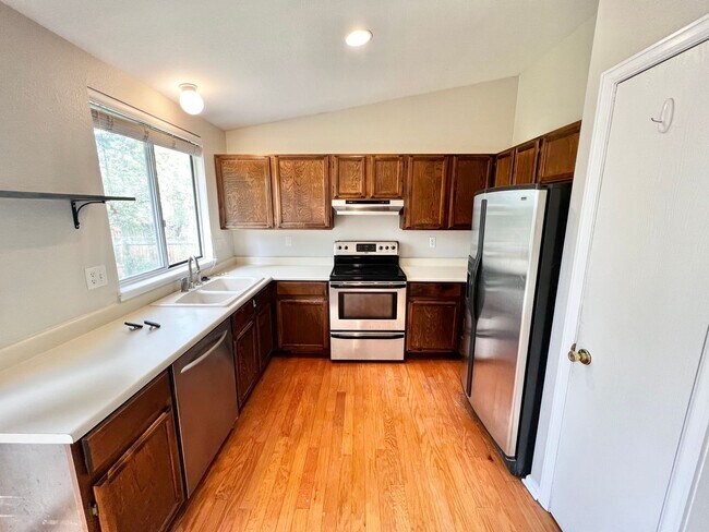 Building Photo - 3 bed, 1 bath Tri-level Home in Foxstone Neighborhood