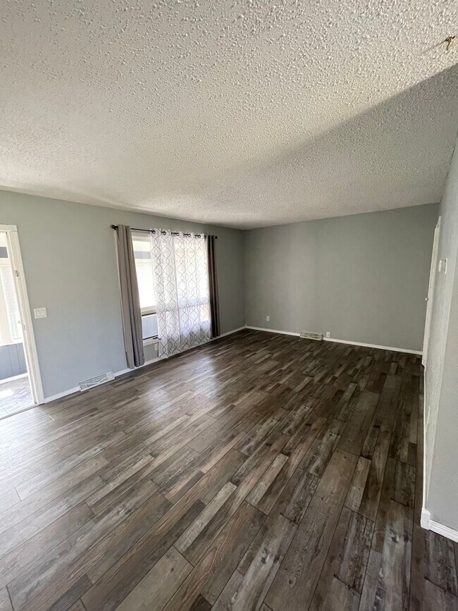 Building Photo - ~ APPLICATIONS PENDING ~ 4 bedroom, 2 bath...