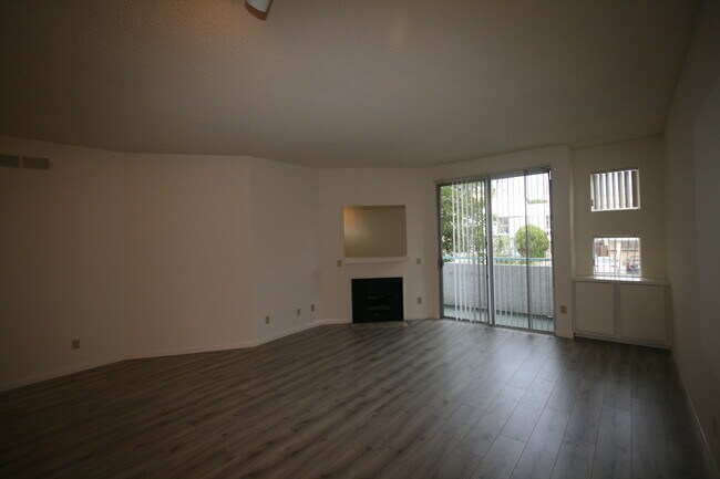 Building Photo - 3637 Clarington Ave