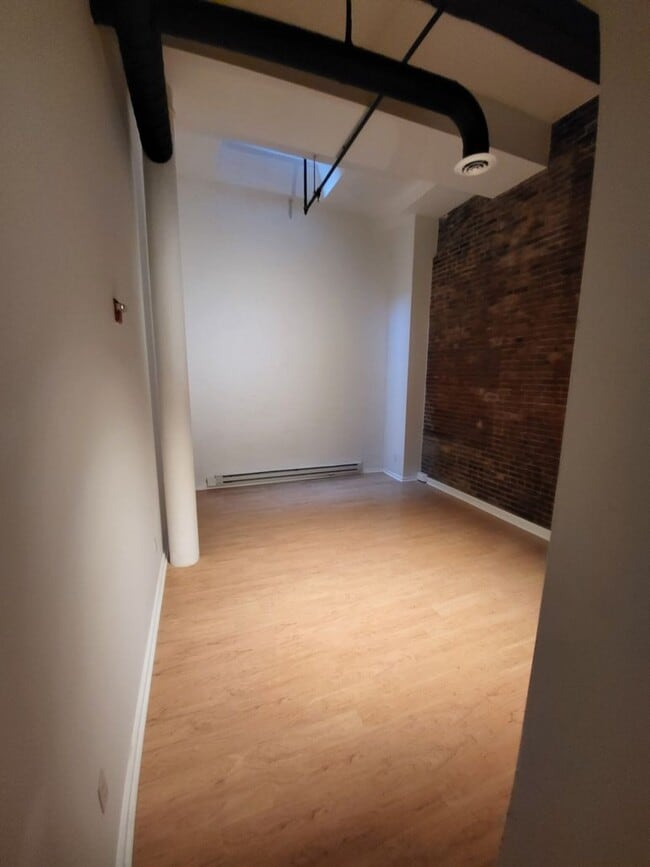 Building Photo - Three bed 2 bath in the North End!!!