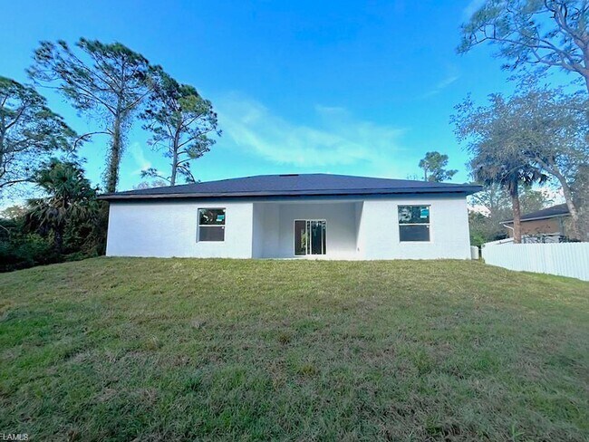 Building Photo - Large 4 bedroom, 3 bath, 2 car garage-MOVE...