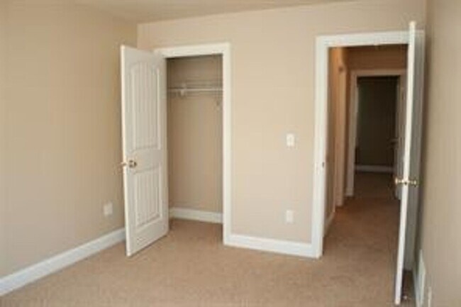 Building Photo - 3 Bedroom 2 Bath home with 2 car garage in Belgrade.