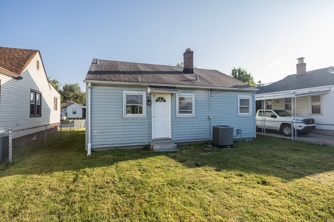 Building Photo - 1825 E Legrande Ave