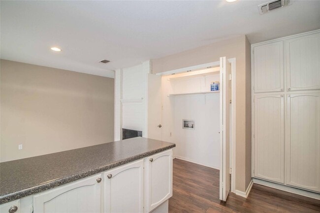 Building Photo - Amazing 2 Bed, 1.5 Bath- Half of Duplex Av...