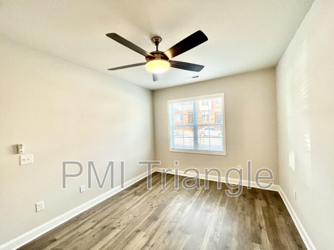 Building Photo - 606 Gtwy Xing Ln