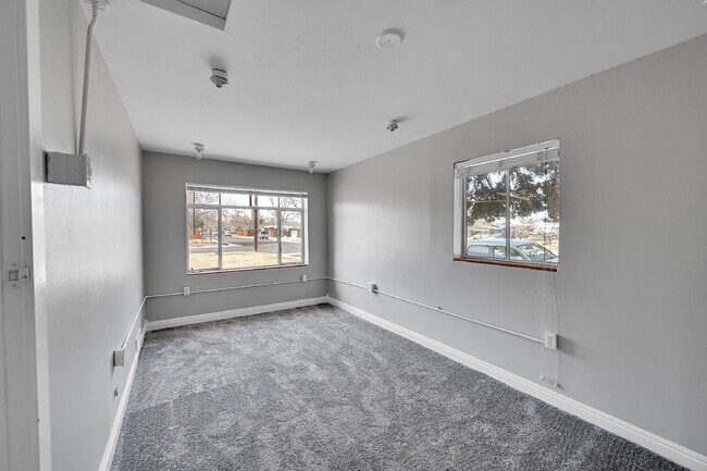 Building Photo - $2,440.95, 3 bed, 1 bath located in Denver with a newly renovated kitchen and In Unit Laundry!