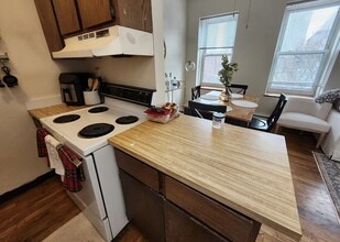 Building Photo - No Brokers Fee Unit in Beacon Hill Top Floor, Big bedrooms, Roof Deck, Laundry on a Site