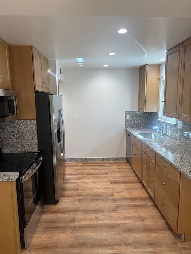 Building Photo - Charming 3 bedrooms 1.5 bath lower level