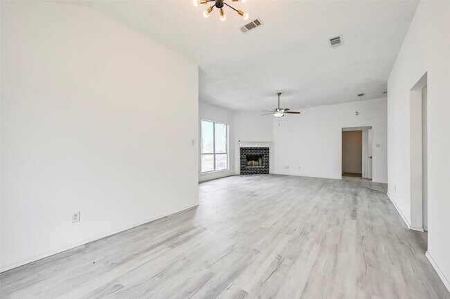 Building Photo - 809 Elbe Dr