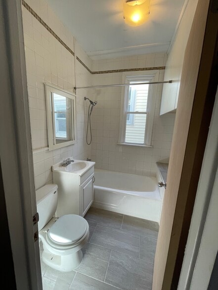 Unit 2 - Bathroom - 2733 N Ridgeway Ave