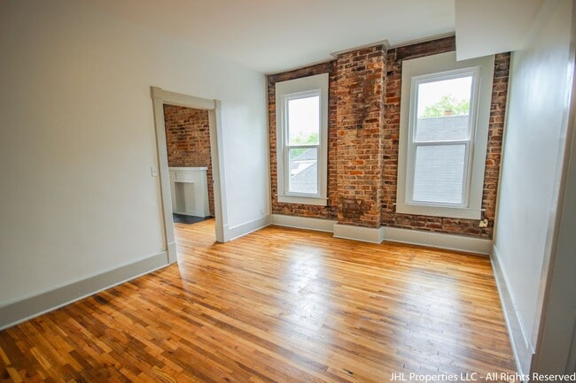 Building Photo - Updated 2 Bedroom 1 Bathroom in Downtown C...