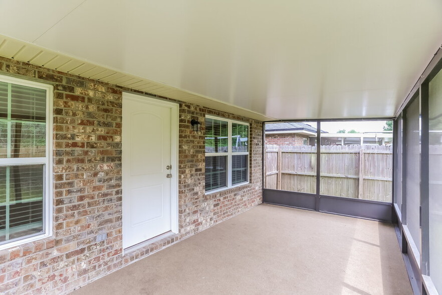 Building Photo - 45089 Weaver Cir