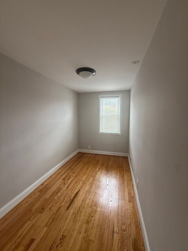 Building Photo - End Unit 3BR Townhome in Dundalk | Fresh Paint, Refinished Hardwood Floors, Fenced Yard, Off-Stre...