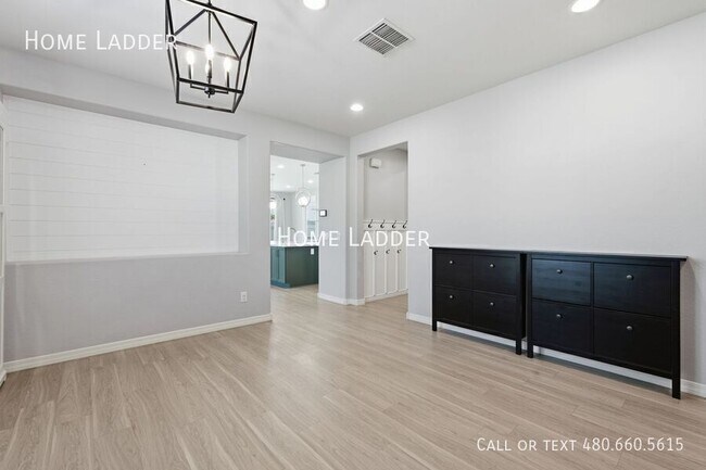 Building Photo - 9504 E Theia Dr