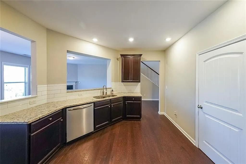 Building Photo - 7065 Post Pk Wy