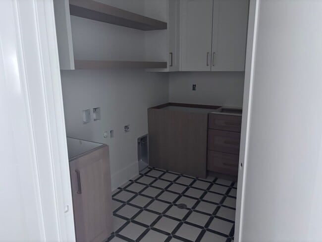 Building Photo - Beautiful custom single story in Moorland Park with pool