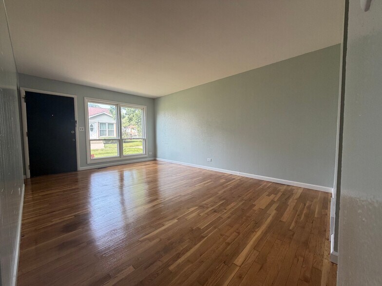 Building Photo - 1068 Bristol Ct