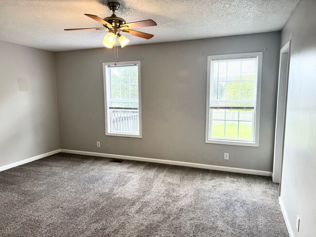 Building Photo - **Just listed**