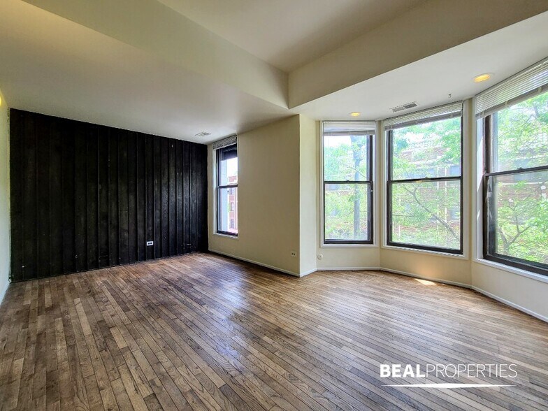 Building Photo - 604 W Surf St