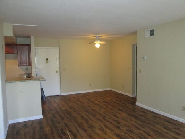 Building Photo - 2 Bedroom Condo in Mission Valley